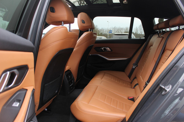 BMW 3 Serie Touring 330i High Exe. M Sport / Trekhaak / Panoramadak / Camera / Bruin Leder / 19'' / CarPlay / M Sportremmen / DAB / Stoelverwarming / Cruise Control