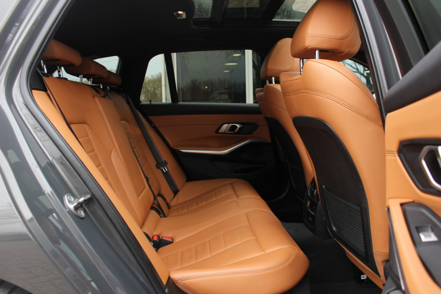 BMW 3 Serie Touring 330i High Exe. M Sport / Trekhaak / Panoramadak / Camera / Bruin Leder / 19'' / CarPlay / M Sportremmen / DAB / Stoelverwarming / Cruise Control