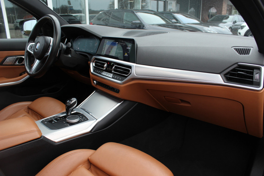 BMW 3 Serie Touring 330i High Exe. M Sport / Trekhaak / Panoramadak / Camera / Bruin Leder / 19'' / CarPlay / M Sportremmen / DAB / Stoelverwarming / Cruise Control