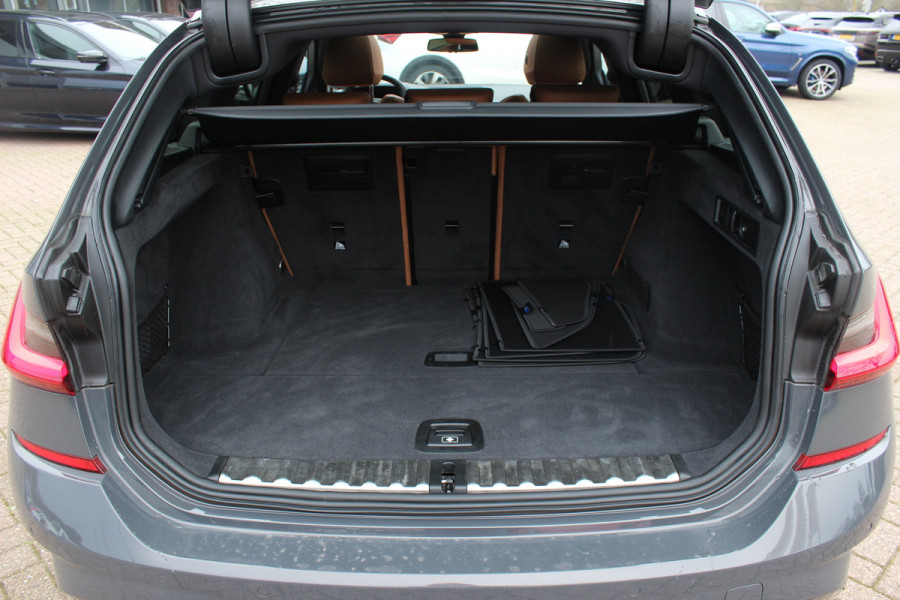 BMW 3 Serie Touring 330i High Exe. M Sport / Trekhaak / Panoramadak / Camera / Bruin Leder / 19'' / CarPlay / M Sportremmen / DAB / Stoelverwarming / Cruise Control