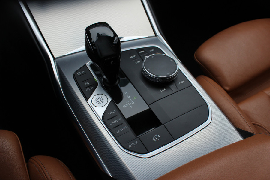 BMW 3 Serie Touring 330i High Exe. M Sport / Trekhaak / Panoramadak / Camera / Bruin Leder / 19'' / CarPlay / M Sportremmen / DAB / Stoelverwarming / Cruise Control