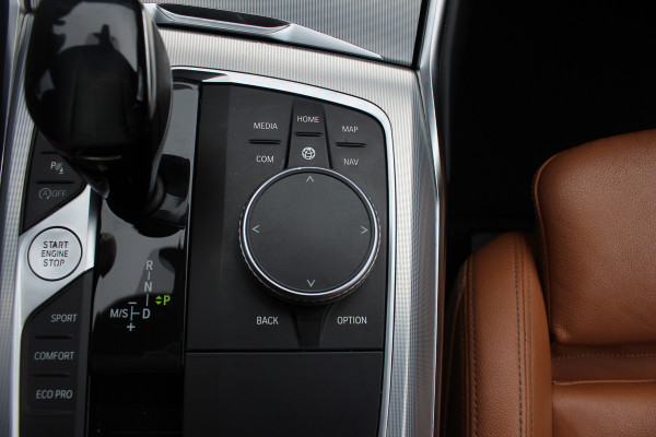 BMW 3 Serie Touring 330i High Exe. M Sport / Trekhaak / Panoramadak / Camera / Bruin Leder / 19'' / CarPlay / M Sportremmen / DAB / Stoelverwarming / Cruise Control