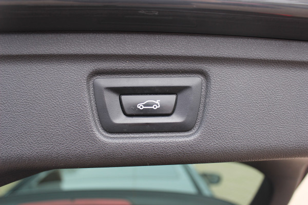 BMW 3 Serie Touring 330i High Exe. M Sport / Trekhaak / Panoramadak / Camera / Bruin Leder / 19'' / CarPlay / M Sportremmen / DAB / Stoelverwarming / Cruise Control