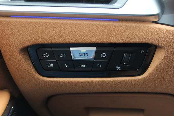 BMW 3 Serie Touring 330i High Exe. M Sport / Trekhaak / Panoramadak / Camera / Bruin Leder / 19'' / CarPlay / M Sportremmen / DAB / Stoelverwarming / Cruise Control