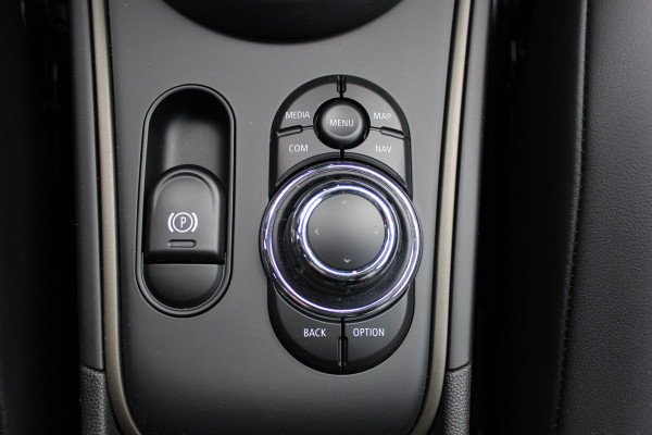 MINI Countryman 2.0 Cooper S ALL4 Classic / Trekhaak / Camera / Head-up / Keyless / 18'' / CarPlay / Stoelverwarming / DAB / Cruise Control