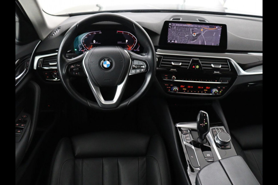 BMW 5 Serie 520i High Executive | Panoramadak | Leder | Trekhaak | Stoelverwarming | Camera | Live Cockpit | Park Assist | Carplay | Full LED | Navigatie | Climate control | Cruise control