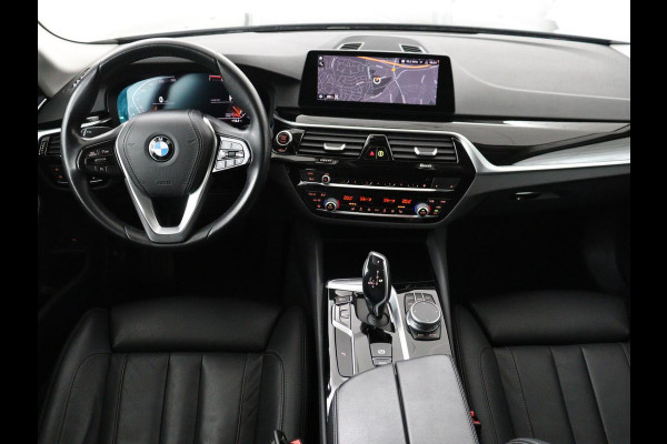 BMW 5 Serie 520i High Executive | Panoramadak | Leder | Trekhaak | Stoelverwarming | Camera | Live Cockpit | Park Assist | Carplay | Full LED | Navigatie | Climate control | Cruise control