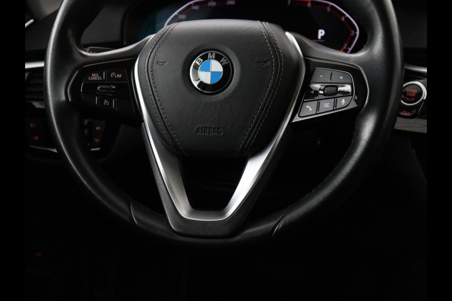 BMW 5 Serie 520i High Executive | Panoramadak | Leder | Trekhaak | Stoelverwarming | Camera | Live Cockpit | Park Assist | Carplay | Full LED | Navigatie | Climate control | Cruise control