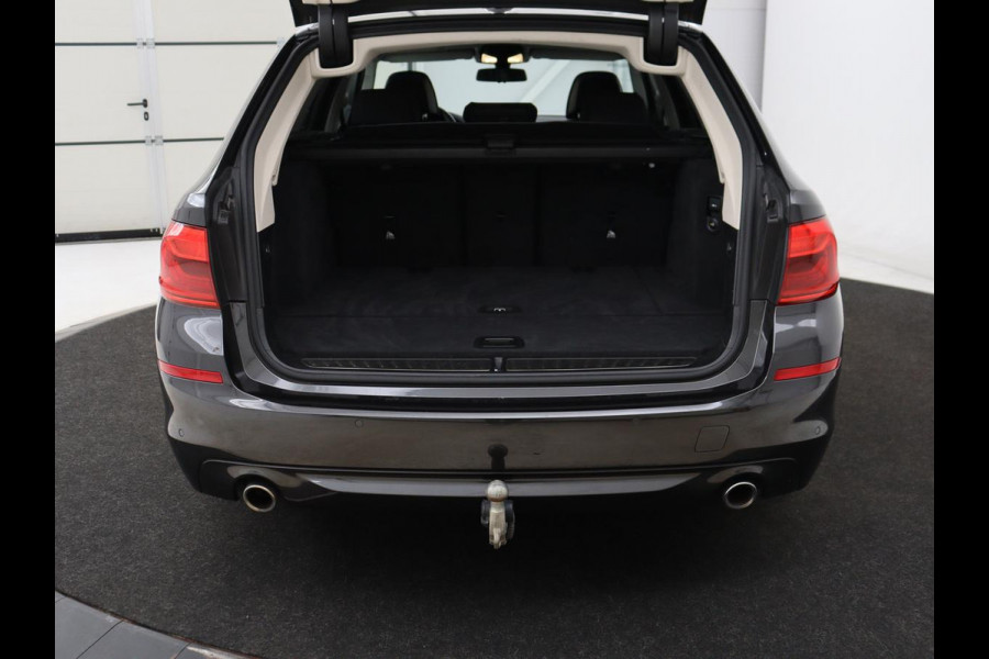 BMW 5 Serie 520i High Executive | Panoramadak | Leder | Trekhaak | Stoelverwarming | Camera | Live Cockpit | Park Assist | Carplay | Full LED | Navigatie | Climate control | Cruise control