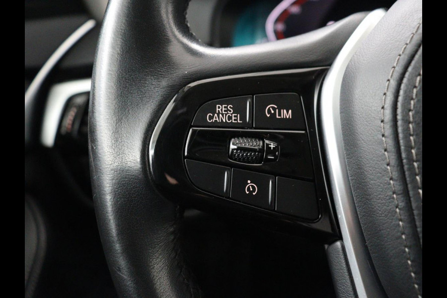 BMW 5 Serie 520i High Executive | Panoramadak | Leder | Trekhaak | Stoelverwarming | Camera | Live Cockpit | Park Assist | Carplay | Full LED | Navigatie | Climate control | Cruise control