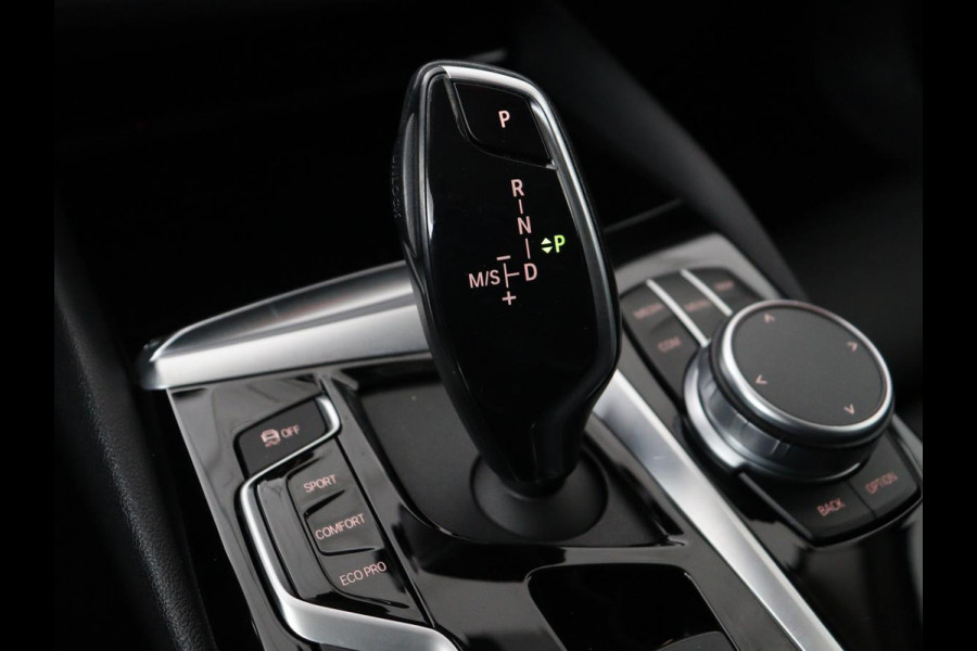 BMW 5 Serie 520i High Executive | Panoramadak | Leder | Trekhaak | Stoelverwarming | Camera | Live Cockpit | Park Assist | Carplay | Full LED | Navigatie | Climate control | Cruise control