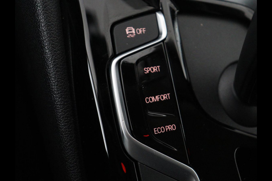 BMW 5 Serie 520i High Executive | Panoramadak | Leder | Trekhaak | Stoelverwarming | Camera | Live Cockpit | Park Assist | Carplay | Full LED | Navigatie | Climate control | Cruise control