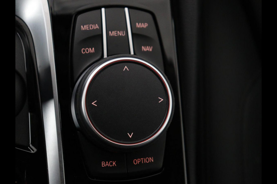 BMW 5 Serie 520i High Executive | Panoramadak | Leder | Trekhaak | Stoelverwarming | Camera | Live Cockpit | Park Assist | Carplay | Full LED | Navigatie | Climate control | Cruise control