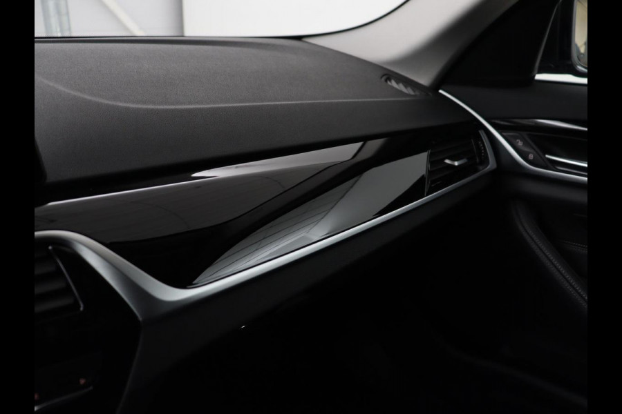 BMW 5 Serie 520i High Executive | Panoramadak | Leder | Trekhaak | Stoelverwarming | Camera | Live Cockpit | Park Assist | Carplay | Full LED | Navigatie | Climate control | Cruise control