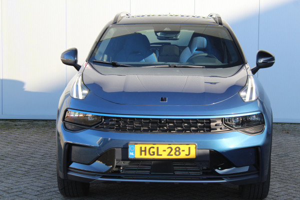 Lynk & Co 01 1.5-180pk AUTOMAAT ! Luxe hybride rijden voor een reëel bedrag ! Trekgewicht 1.800kg ! Autm. airco, navigatie, telefoonvoorb., metallic lak, LM wielen, elektr. panodak, camera 360gr., adaptieve cruise cntrl., LED verlichting, Apple carplay/Android auto etc etc
