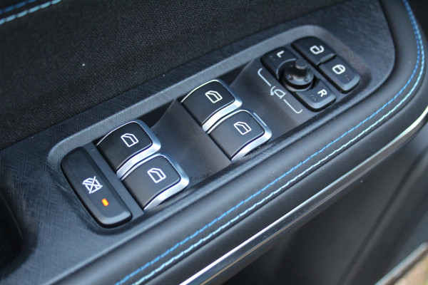 Lynk & Co 01 1.5-180pk AUTOMAAT ! Luxe hybride rijden voor een reëel bedrag ! Trekgewicht 1.800kg ! Autm. airco, navigatie, telefoonvoorb., metallic lak, LM wielen, elektr. panodak, camera 360gr., adaptieve cruise cntrl., LED verlichting, Apple carplay/Android auto etc etc