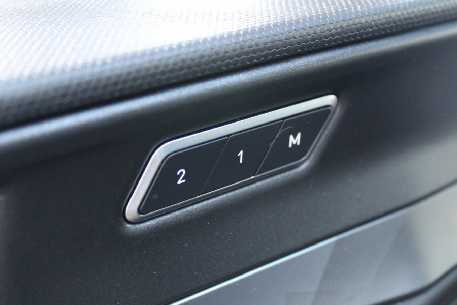 Lynk & Co 01 1.5-180pk AUTOMAAT ! Luxe hybride rijden voor een reëel bedrag ! Trekgewicht 1.800kg ! Autm. airco, navigatie, telefoonvoorb., metallic lak, LM wielen, elektr. panodak, camera 360gr., adaptieve cruise cntrl., LED verlichting, Apple carplay/Android auto etc etc