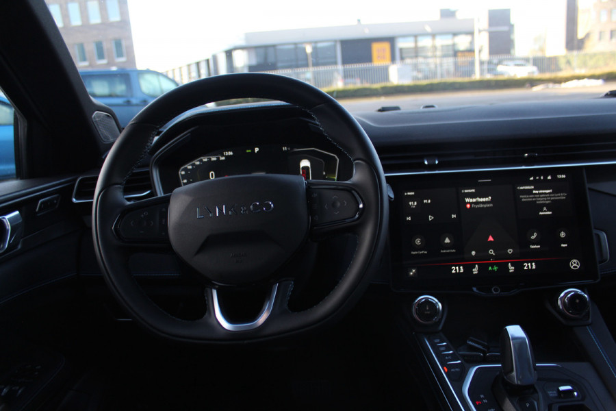 Lynk & Co 01 1.5-180pk AUTOMAAT ! Luxe hybride rijden voor een reëel bedrag ! Trekgewicht 1.800kg ! Autm. airco, navigatie, telefoonvoorb., metallic lak, LM wielen, elektr. panodak, camera 360gr., adaptieve cruise cntrl., LED verlichting, Apple carplay/Android auto etc etc
