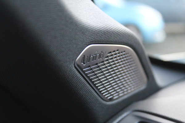 Lynk & Co 01 1.5-180pk AUTOMAAT ! Luxe hybride rijden voor een reëel bedrag ! Trekgewicht 1.800kg ! Autm. airco, navigatie, telefoonvoorb., metallic lak, LM wielen, elektr. panodak, camera 360gr., adaptieve cruise cntrl., LED verlichting, Apple carplay/Android auto etc etc