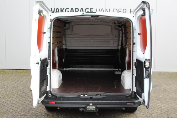 Renault Trafic 2.0-130pk dCi T30 L2H1. Dames en heren ondernemers opgelet ! Erg nette Renault Trafic met slechts 45.000km ! Airco, cruise control,  trekhaak, laadruimte betimmerd, telefoonvoorb., bijrijdersbank, centrale vergr. afstand bediend etc, etc