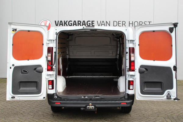 Renault Trafic 2.0-130pk dCi T30 L2H1. Dames en heren ondernemers opgelet ! Erg nette Renault Trafic met slechts 45.000km ! Airco, cruise control,  trekhaak, laadruimte betimmerd, telefoonvoorb., bijrijdersbank, centrale vergr. afstand bediend etc, etc