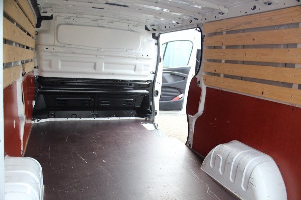 Renault Trafic 2.0-130pk dCi T30 L2H1. Dames en heren ondernemers opgelet ! Erg nette Renault Trafic met slechts 45.000km ! Airco, cruise control,  trekhaak, laadruimte betimmerd, telefoonvoorb., bijrijdersbank, centrale vergr. afstand bediend etc, etc