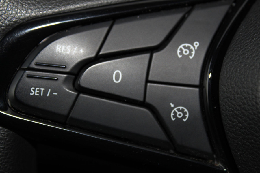 Renault Trafic 2.0-130pk dCi T30 L2H1. Dames en heren ondernemers opgelet ! Erg nette Renault Trafic met slechts 45.000km ! Airco, cruise control,  trekhaak, laadruimte betimmerd, telefoonvoorb., bijrijdersbank, centrale vergr. afstand bediend etc, etc