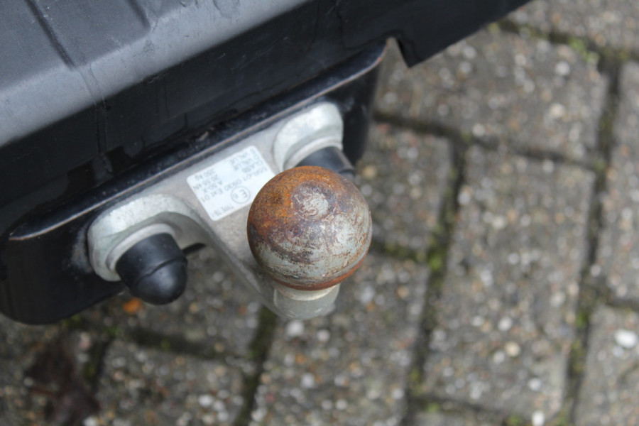 Renault Trafic 2.0-130pk dCi T30 L2H1. Dames en heren ondernemers opgelet ! Erg nette Renault Trafic met slechts 45.000km ! Airco, cruise control,  trekhaak, laadruimte betimmerd, telefoonvoorb., bijrijdersbank, centrale vergr. afstand bediend etc, etc