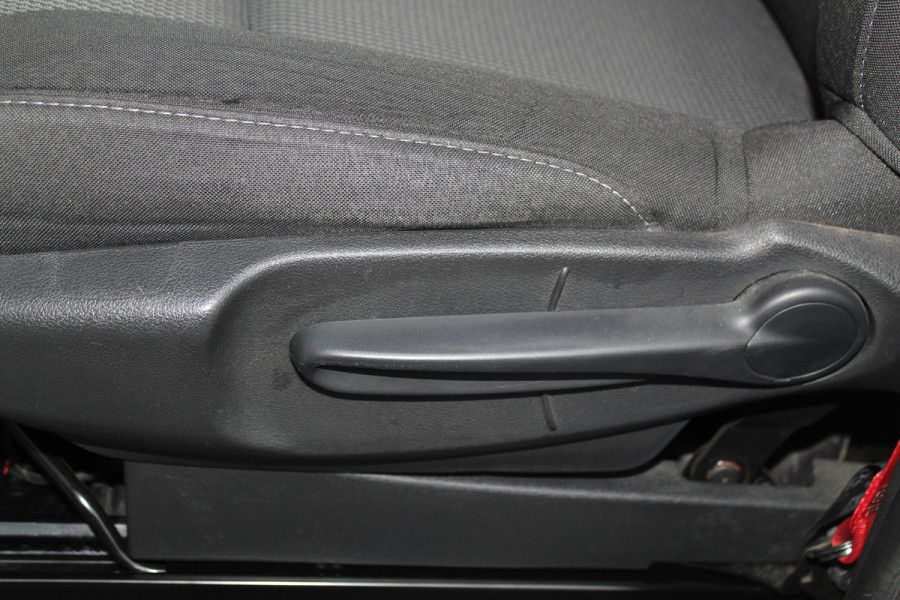 Renault Trafic 2.0-130pk dCi T30 L2H1. Dames en heren ondernemers opgelet ! Erg nette Renault Trafic met slechts 45.000km ! Airco, cruise control,  trekhaak, laadruimte betimmerd, telefoonvoorb., bijrijdersbank, centrale vergr. afstand bediend etc, etc