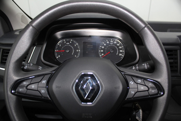 Renault Trafic 2.0-130pk dCi T30 L2H1. Dames en heren ondernemers opgelet ! Erg nette Renault Trafic met slechts 45.000km ! Airco, cruise control,  trekhaak, laadruimte betimmerd, telefoonvoorb., bijrijdersbank, centrale vergr. afstand bediend etc, etc