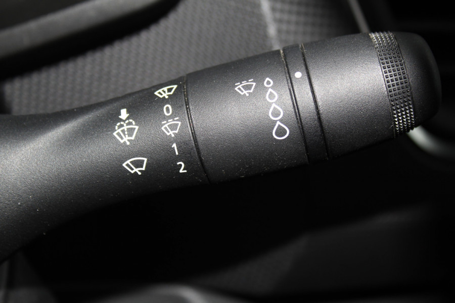 Renault Trafic 2.0-130pk dCi T30 L2H1. Dames en heren ondernemers opgelet ! Erg nette Renault Trafic met slechts 45.000km ! Airco, cruise control,  trekhaak, laadruimte betimmerd, telefoonvoorb., bijrijdersbank, centrale vergr. afstand bediend etc, etc