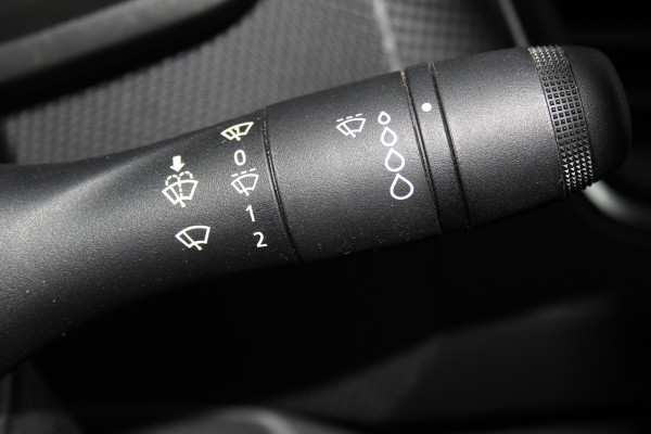 Renault Trafic 2.0-130pk dCi T30 L2H1. Dames en heren ondernemers opgelet ! Erg nette Renault Trafic met slechts 45.000km ! Airco, cruise control,  trekhaak, laadruimte betimmerd, telefoonvoorb., bijrijdersbank, centrale vergr. afstand bediend etc, etc