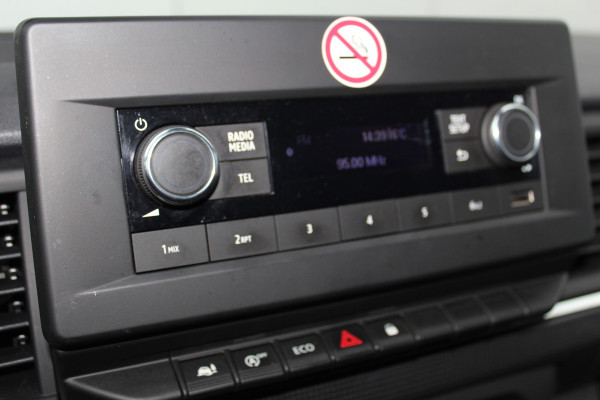 Renault Trafic 2.0-130pk dCi T30 L2H1. Dames en heren ondernemers opgelet ! Erg nette Renault Trafic met slechts 45.000km ! Airco, cruise control,  trekhaak, laadruimte betimmerd, telefoonvoorb., bijrijdersbank, centrale vergr. afstand bediend etc, etc