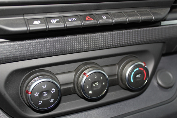 Renault Trafic 2.0-130pk dCi T30 L2H1. Dames en heren ondernemers opgelet ! Erg nette Renault Trafic met slechts 45.000km ! Airco, cruise control,  trekhaak, laadruimte betimmerd, telefoonvoorb., bijrijdersbank, centrale vergr. afstand bediend etc, etc