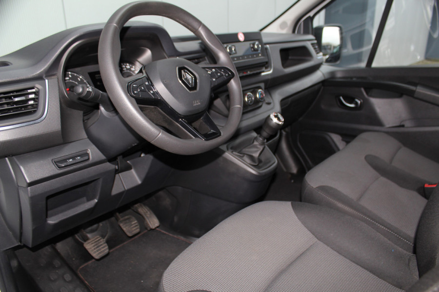 Renault Trafic 2.0-130pk dCi T30 L2H1. Dames en heren ondernemers opgelet ! Erg nette Renault Trafic met slechts 45.000km ! Airco, cruise control,  trekhaak, laadruimte betimmerd, telefoonvoorb., bijrijdersbank, centrale vergr. afstand bediend etc, etc