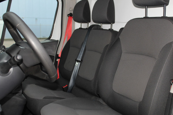 Renault Trafic 2.0-130pk dCi T30 L2H1. Dames en heren ondernemers opgelet ! Erg nette Renault Trafic met slechts 45.000km ! Airco, cruise control,  trekhaak, laadruimte betimmerd, telefoonvoorb., bijrijdersbank, centrale vergr. afstand bediend etc, etc