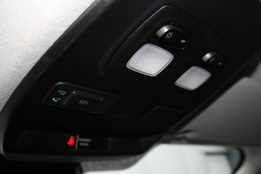 Renault Trafic 2.0-130pk dCi T30 L2H1. Dames en heren ondernemers opgelet ! Erg nette Renault Trafic met slechts 45.000km ! Airco, cruise control,  trekhaak, laadruimte betimmerd, telefoonvoorb., bijrijdersbank, centrale vergr. afstand bediend etc, etc