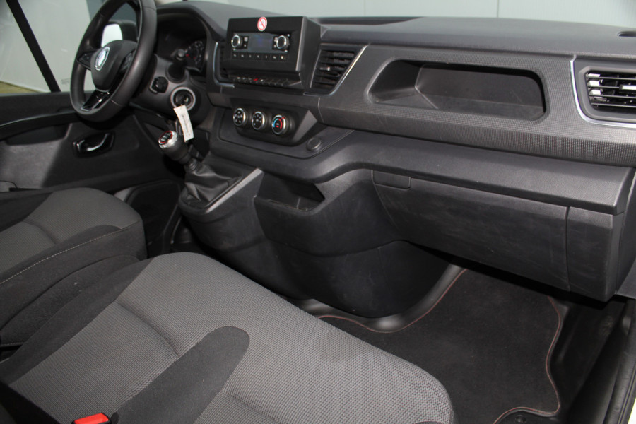 Renault Trafic 2.0-130pk dCi T30 L2H1. Dames en heren ondernemers opgelet ! Erg nette Renault Trafic met slechts 45.000km ! Airco, cruise control,  trekhaak, laadruimte betimmerd, telefoonvoorb., bijrijdersbank, centrale vergr. afstand bediend etc, etc