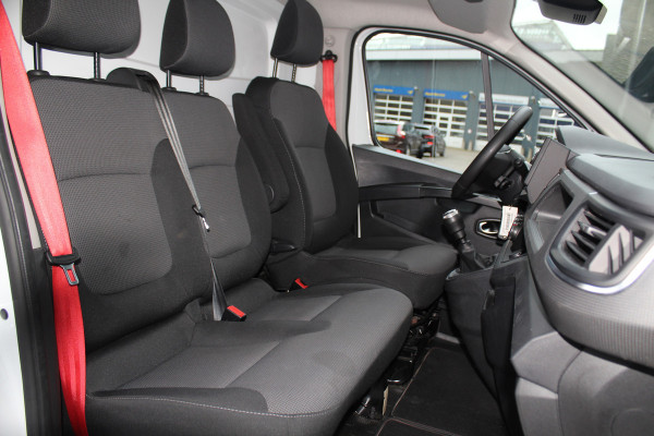 Renault Trafic 2.0-130pk dCi T30 L2H1. Dames en heren ondernemers opgelet ! Erg nette Renault Trafic met slechts 45.000km ! Airco, cruise control,  trekhaak, laadruimte betimmerd, telefoonvoorb., bijrijdersbank, centrale vergr. afstand bediend etc, etc