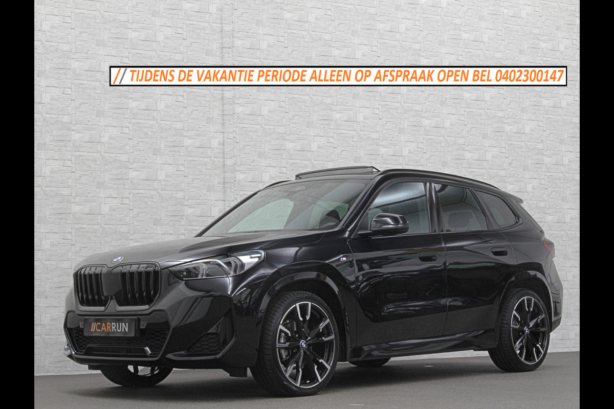 BMW X1 18i M-Sport | Panorama | Sportstoelen | Keyless-Entry | Sfeerverlichting | Achteruitrij-Camera | 5x op voorraad | Carplay | Full-LED | Black-Optic | Getint Glas | Stoelverwarming | Draadloos Laden |