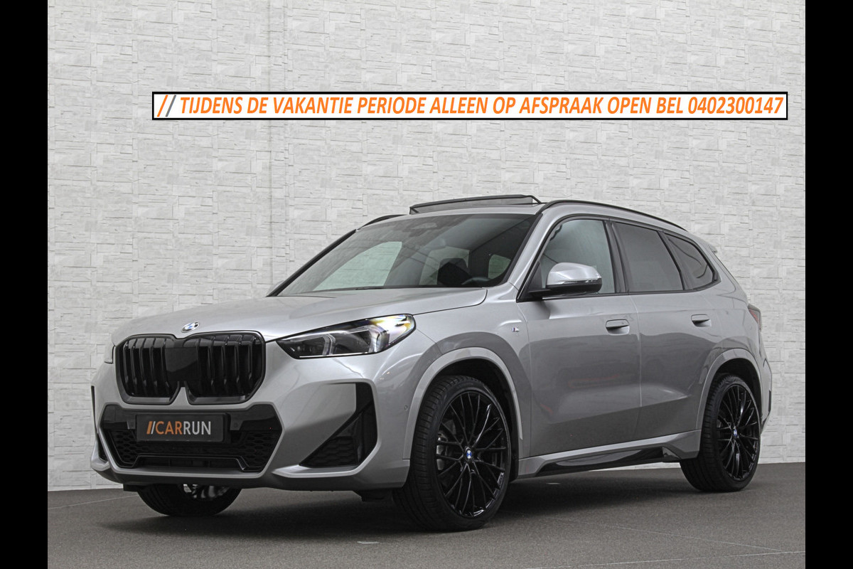 BMW X1 18i M-Sport | Panorama | Sportstoelen | Keyless-Entry | Sfeerverlichting | Achteruitrij-Camera | 5x op voorraad! | Carplay | Full-LED | Black-Optic | Getint Glas | Stoelverwarming | Draadloos Laden |