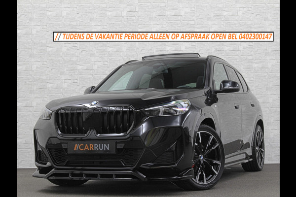 BMW X1 18i M-Sport Performance-Pack | Panorama | Sportstoelen | Carbon | Keyless-Entry | Sfeerverlichting | Achteruitrij-Camera | 5x op voorraad | Carplay | Full-LED | Black-Optic | Getint Glas | Stoelverwarming | Draadloos Laden |
