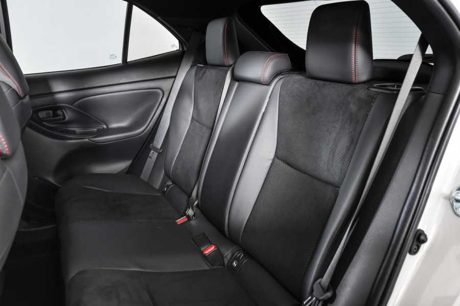 Toyota Yaris Cross 1.5 Hybrid 130 GR Sport | Adapt.Cruise | Head-up | 360 Camera | Stoel+Stuurverw. | Dig.Cockpit | NAV + App.Connect (Draadloos) | ECC | LM 18" | 6116