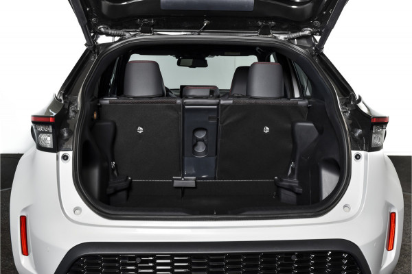 Toyota Yaris Cross 1.5 Hybrid 130 GR Sport | Adapt.Cruise | Head-up | 360 Camera | Stoel+Stuurverw. | Dig.Cockpit | NAV + App.Connect (Draadloos) | ECC | LM 18" | 6116