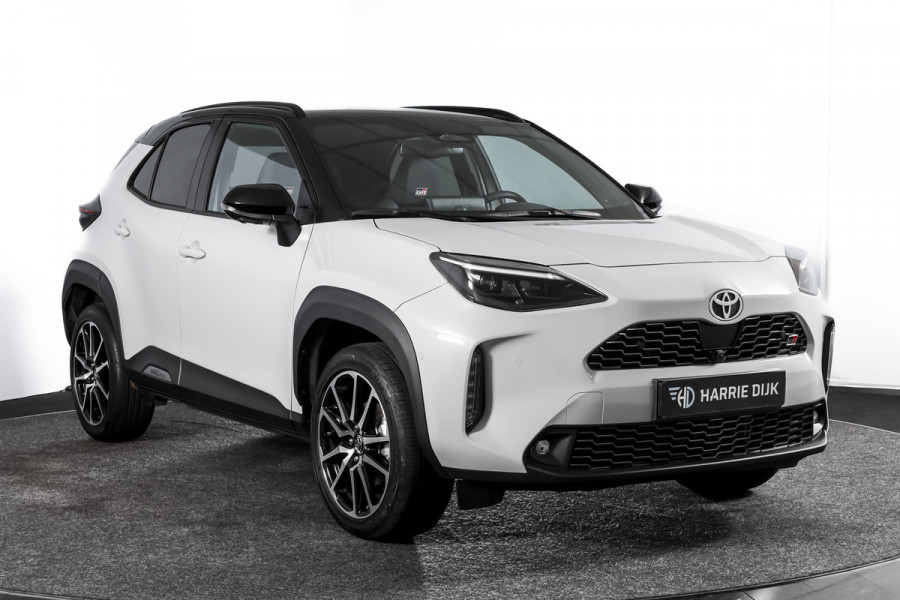 Toyota Yaris Cross 1.5 Hybrid 130 GR Sport | Adapt.Cruise | Head-up | 360 Camera | Stoel+Stuurverw. | Dig.Cockpit | NAV + App.Connect (Draadloos) | ECC | LM 18" | 6116