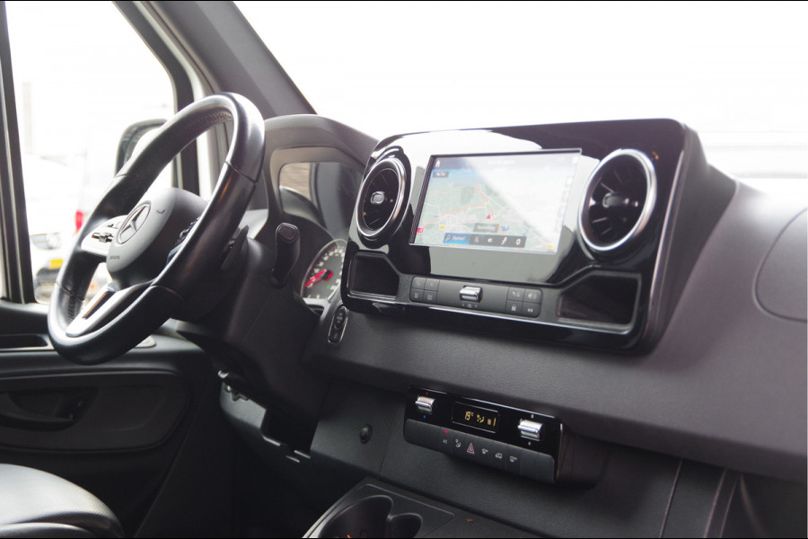 Mercedes-Benz Sprinter 319 3.0 CDI V6 L2H1 AUT. LED, MBUX 10'', 3.5T TREKHAAK, LEDER, 360 CAMERA, ADAPT. CRUISE, CLIMA, NAVI, PARKEERSENSOREN, NL AUTO,