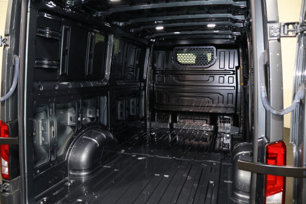 Volkswagen Crafter 2.0 TDI 177pk L3 H2 Automaat Airco Navigatie Camera Trekhaak