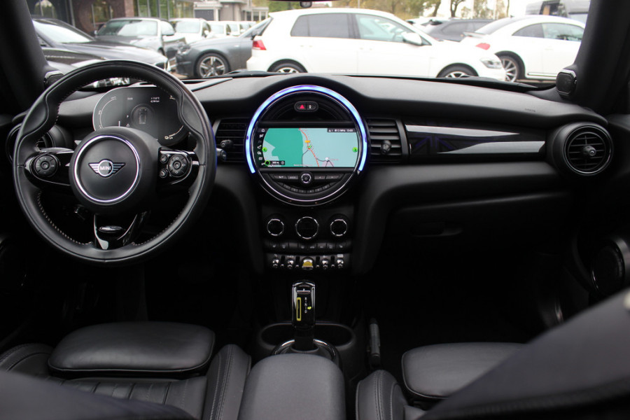 MINI Mini Electric Yours 33 kWh 47.821 km! / Full option! / Panoramadak / Camera / Head-up / Leder / Harman Kardon / Keyless / 17'' / CarPlay / Stoelverwarming / Matrix LED / DAB / Cruise Control