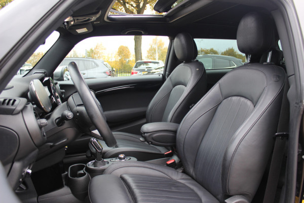 MINI Mini Electric Yours 33 kWh 47.821 km! / Full option! / Panoramadak / Camera / Head-up / Leder / Harman Kardon / Keyless / 17'' / CarPlay / Stoelverwarming / Matrix LED / DAB / Cruise Control