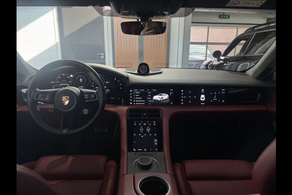 Porsche Taycan Cross Turismo Turbo S 93 kWh / Panoramadak / 360Camera / Head-up / Passenger Display / Luchtvering / 21'' / Bose / Keyless / Sportdesign+Chrono / Stoelventilatie+Verwarming / Stuurverwarming / Dodehoek / DAB / ACC